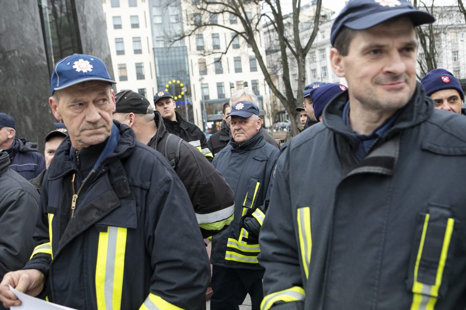 Savivaldybių ugniagesiai reikalauja išmokėti algas ir gerinti darbo sąlygas