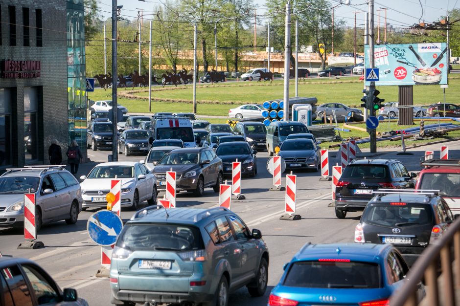 Prieš Kauno pilies žiedinės sankryžos rekonstrukciją vairuotojus jau pasitiko spūstys