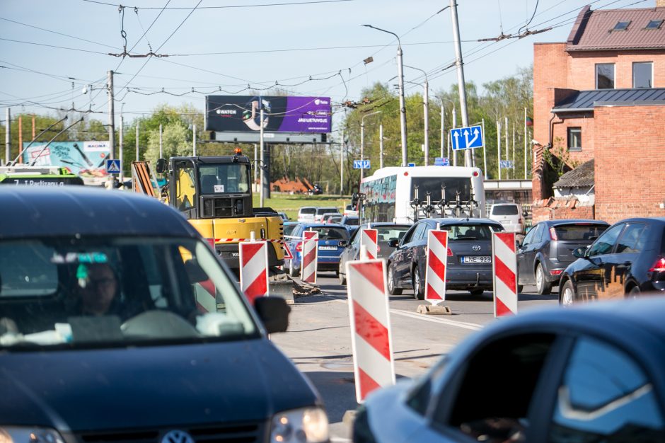 Prieš Kauno pilies žiedinės sankryžos rekonstrukciją vairuotojus jau pasitiko spūstys