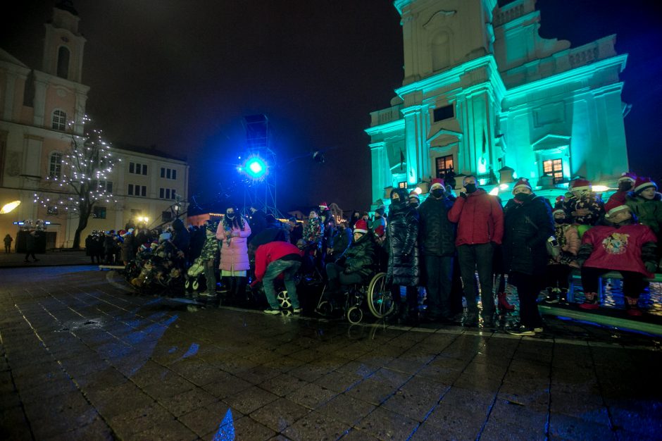 Kalėdų eglės įžiebimas: kauniečiai rinkosi prie tvorų