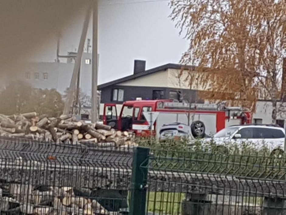 Avarija Garliavoje: „Mazda“ apsivertė, trys žmonės atsidūrė ligoninėje