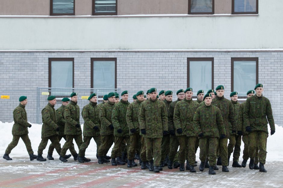 Prezidento patarėjas: dėl visuotinio merginų šaukimo turi nuspręsti visuomenė, politikai