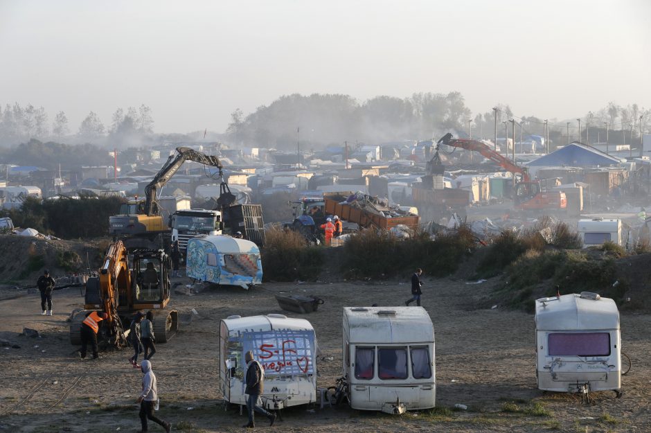 Žiniasklaida: Kalė stovykloje vis dar yra keli šimtai migrantų