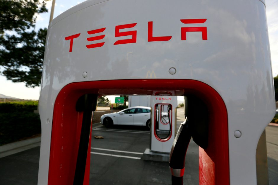 „Tesla“ nemokamai suremontuos žmogų išgelbėjusio vokiečio automobilį