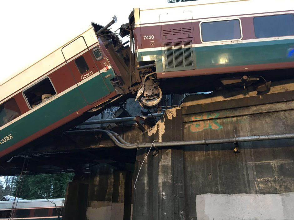 JAV nuo bėgių nuvažiavus traukiniui žuvo trys žmonės, apie 100 sužeisti