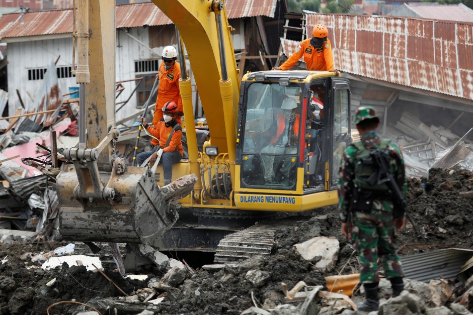 Indonezijoje nutraukiamos po žemės drebėjimo ir cunamio vykdytos aukų paieškos