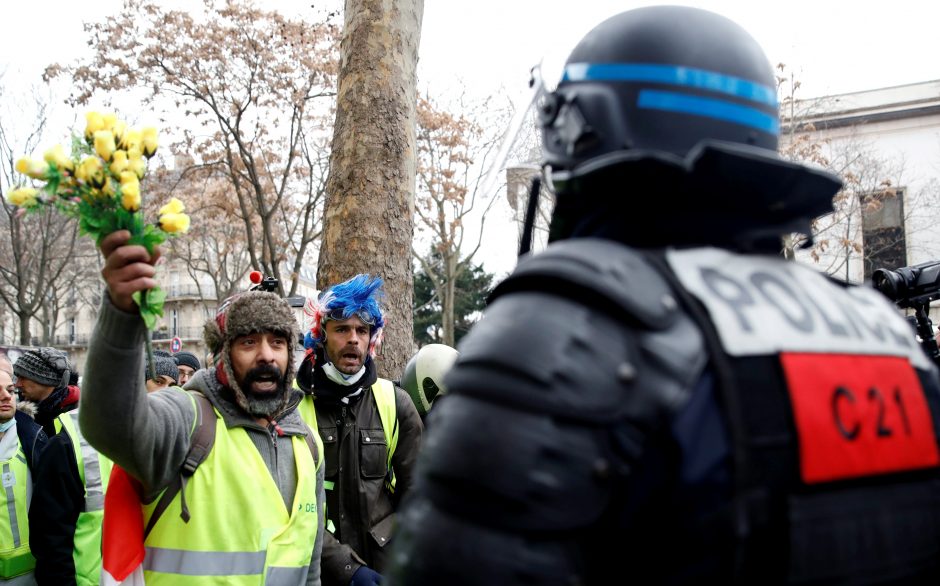 Paryžiuje įvyko susirėmimų tarp „geltonųjų liemenių“ ir policijos