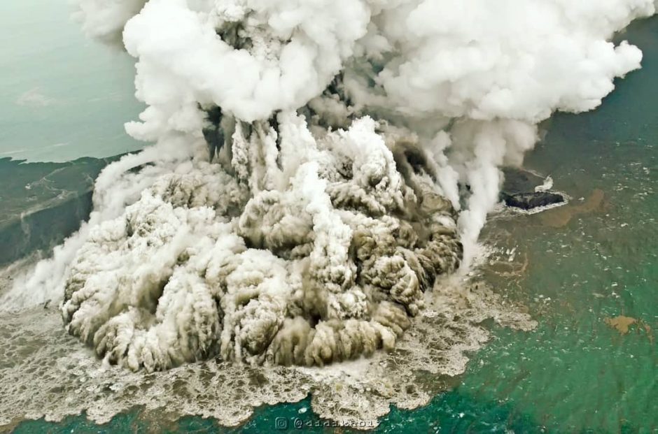 Cunamį sukėlęs Indonezijos ugnikalnis dviem trečdaliais pažemėjo