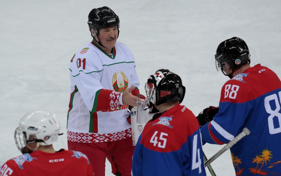 V. Putinas ir A. Lukašenka susitikimą užbaigė ledo ritulio aikštėje