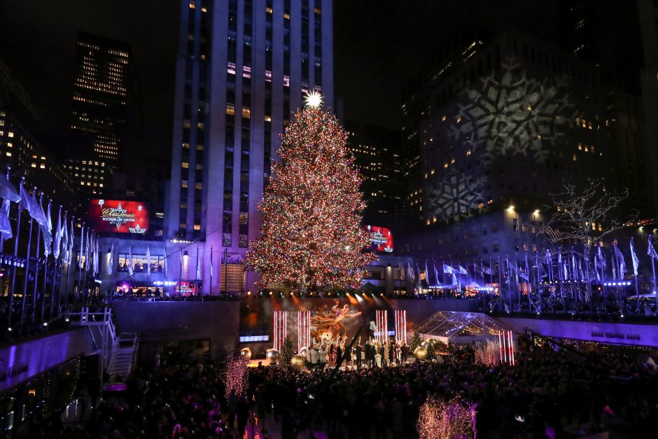 Niujorkas pradeda Kalėdų laukimą: įžiebta garsioji eglė