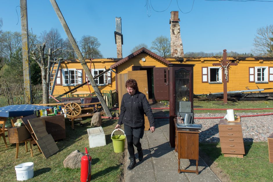 Tauragės rajone sudegė klebonijos pastato stogas