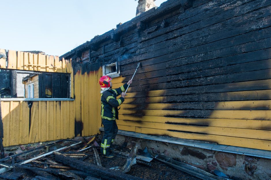 Tauragės rajone sudegė klebonijos pastato stogas