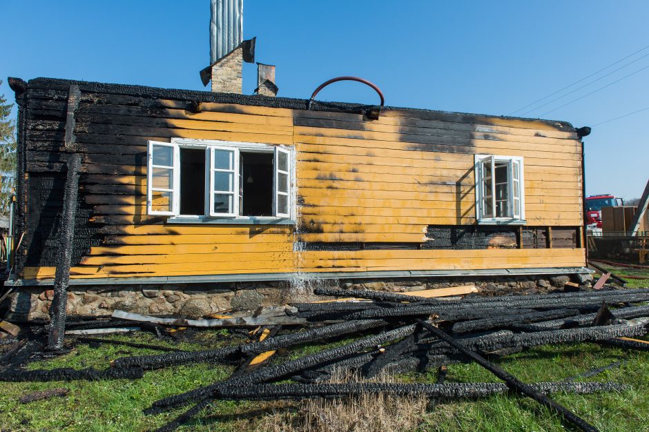 Tauragės rajone sudegė klebonijos pastato stogas