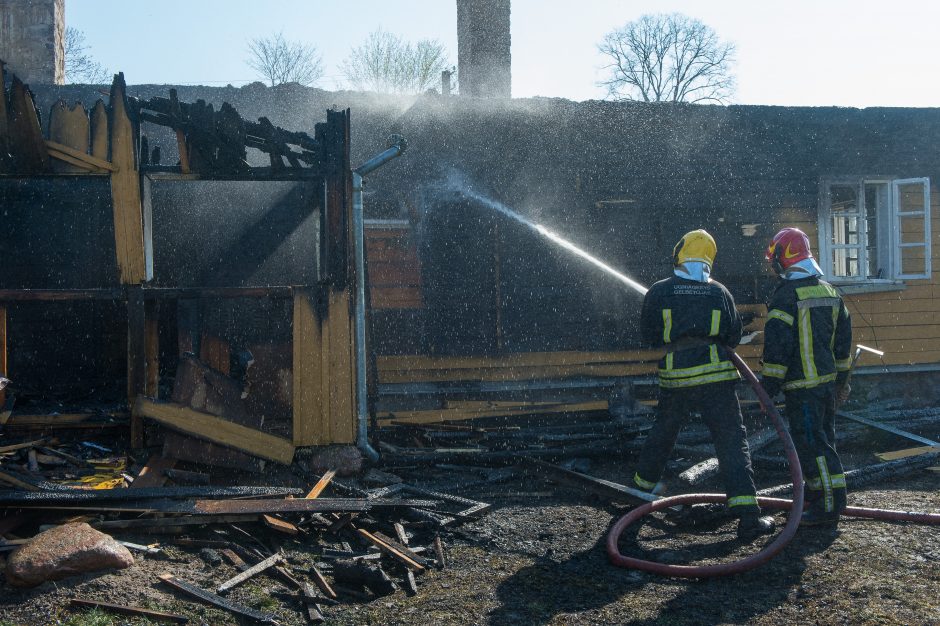 Tauragės rajone sudegė klebonijos pastato stogas