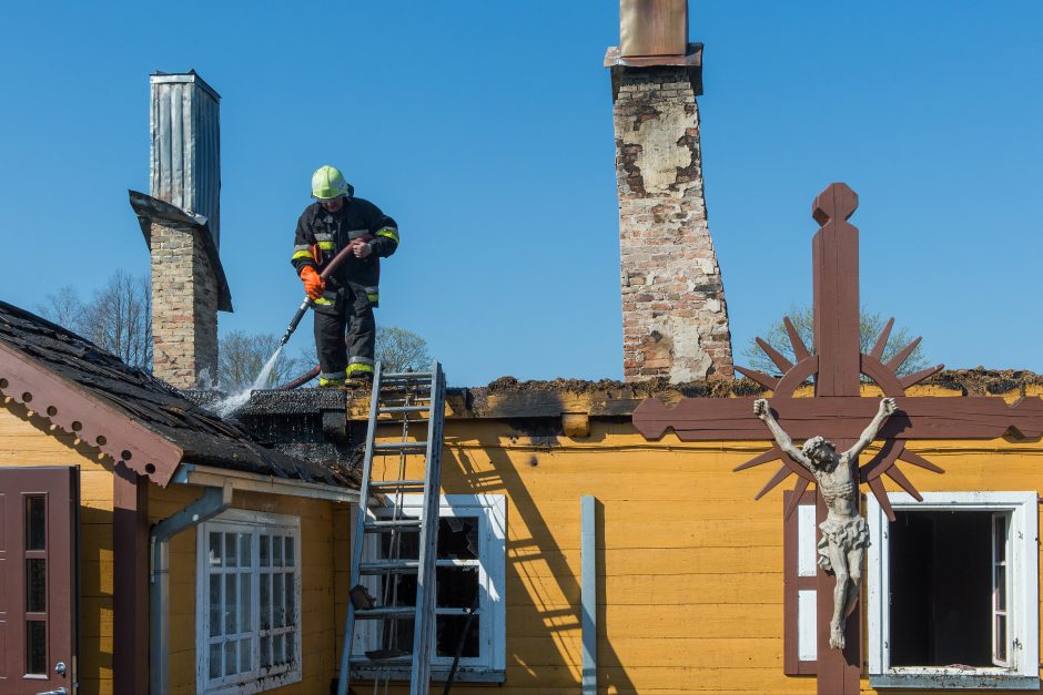 Tauragės rajone sudegė klebonijos pastato stogas