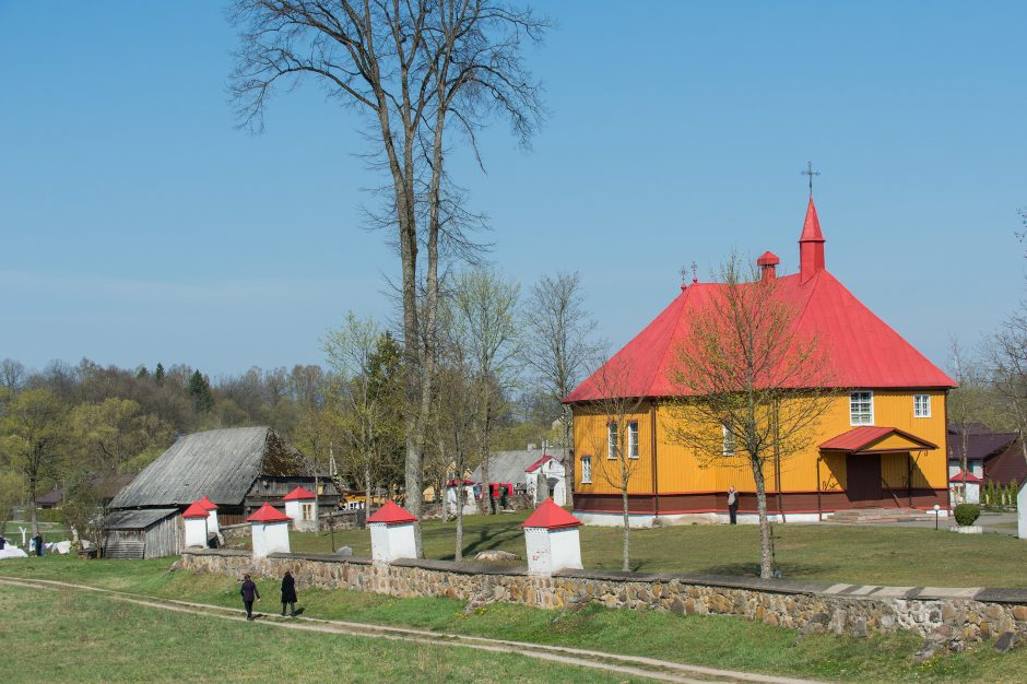 Tauragės rajone sudegė klebonijos pastato stogas