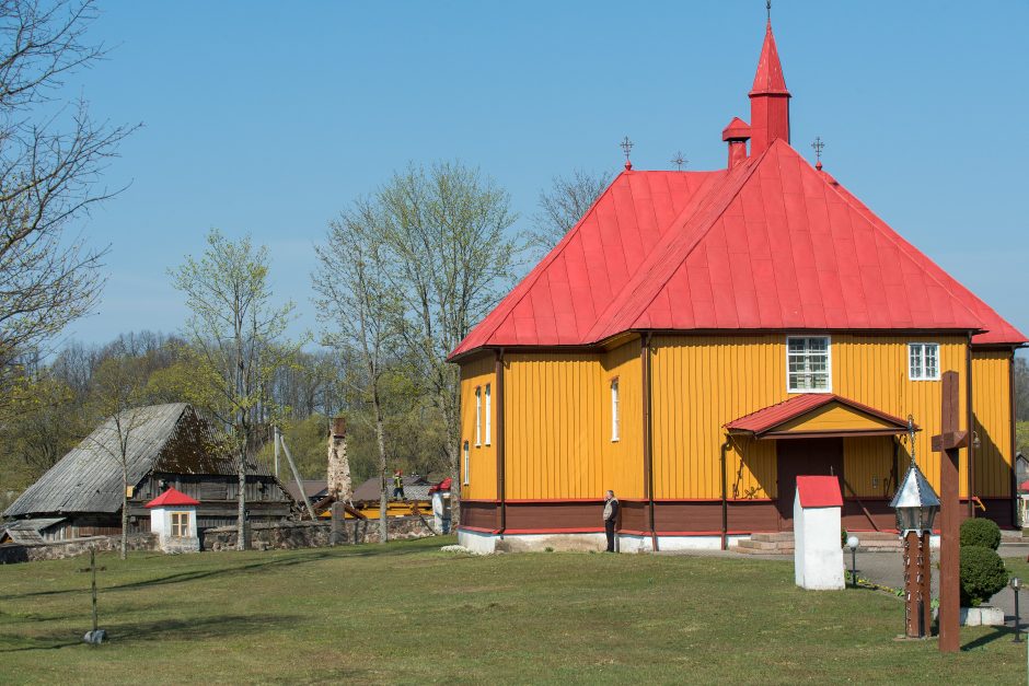 Tauragės rajone sudegė klebonijos pastato stogas