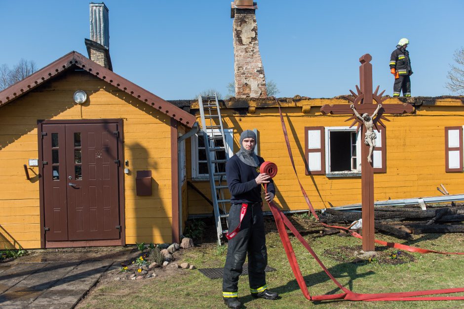 Tauragės rajone sudegė klebonijos pastato stogas