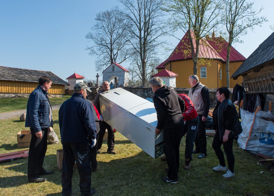 Tauragės rajone sudegė klebonijos pastato stogas