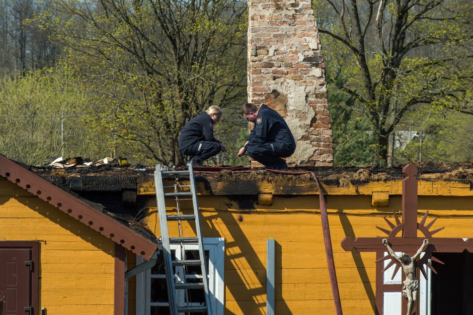 Tauragės rajone sudegė klebonijos pastato stogas