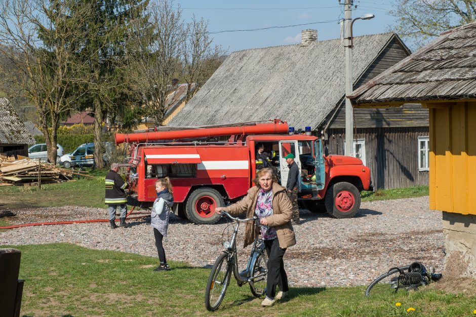 Tauragės rajone sudegė klebonijos pastato stogas