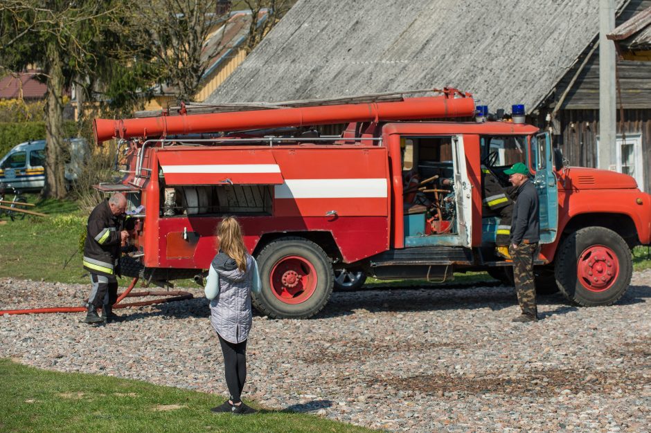 Tauragės rajone sudegė klebonijos pastato stogas