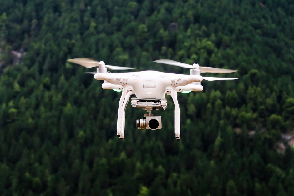 Virš karinių teritorijų skrendančius dronus bus galima numušti?