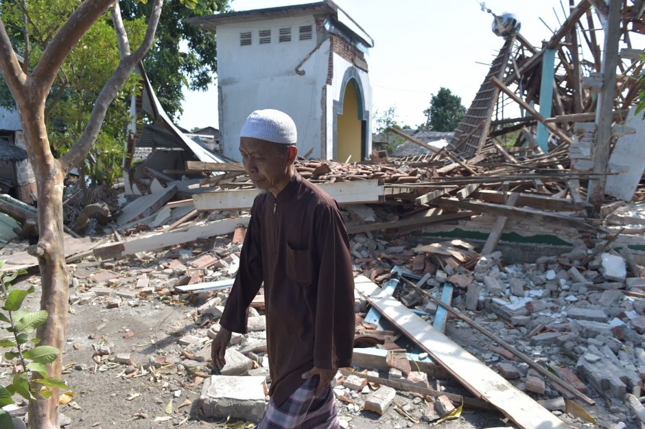 Indonezijos žemės drebėjimo aukų skaičius perkopė 430