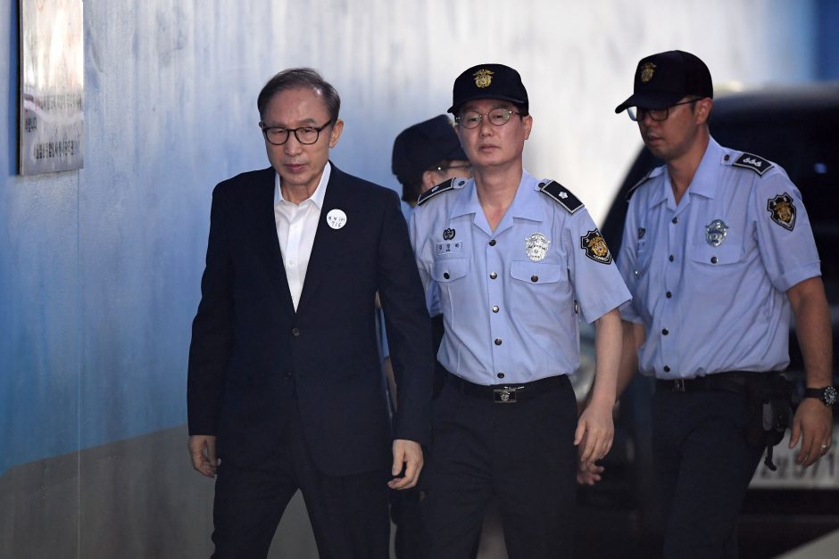 Buvęs Pietų Korėjos prezidentas 15 metų kalės už korupciją