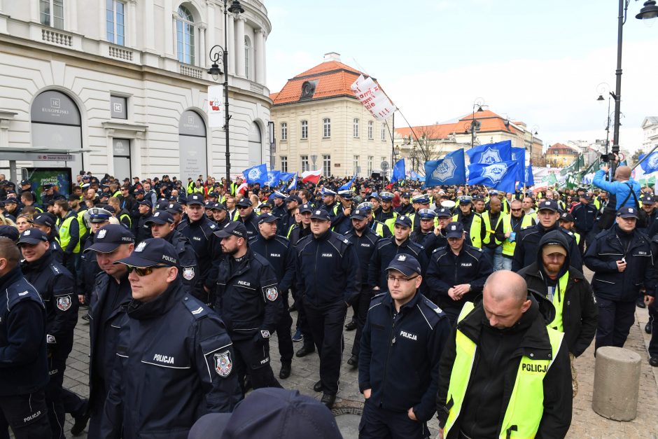 Lenkiją krečia masiniai pareigūnų protestai