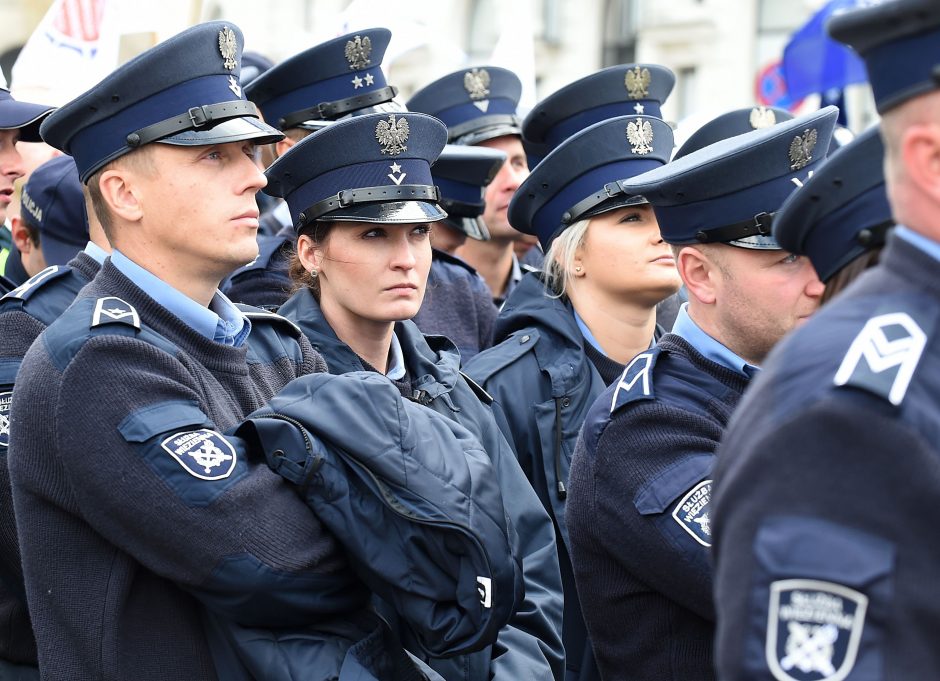 Lenkiją krečia masiniai pareigūnų protestai