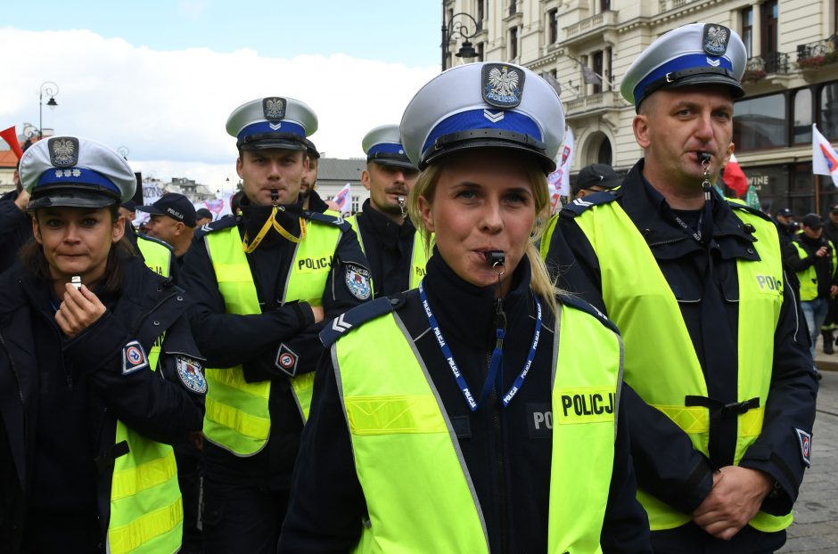 Lenkiją krečia masiniai pareigūnų protestai