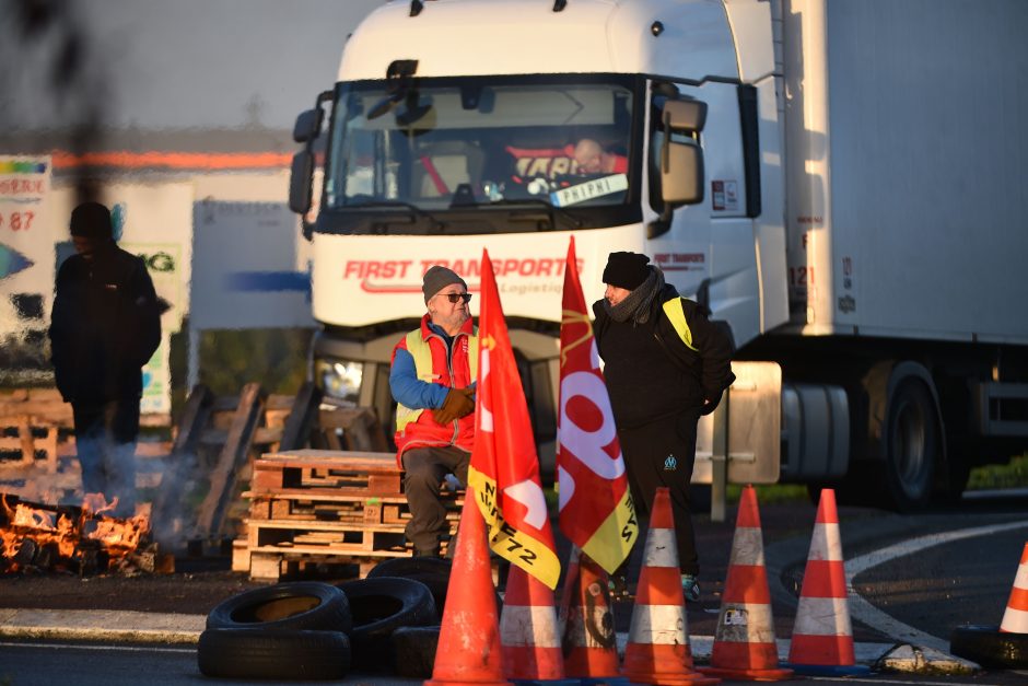 Prancūzijos „geltonosios liemenės“ smerkia prezidento iniciatyvas krizei spręsti