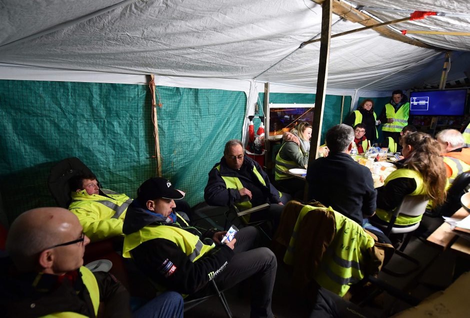 Prancūzijos „geltonosios liemenės“ smerkia prezidento iniciatyvas krizei spręsti