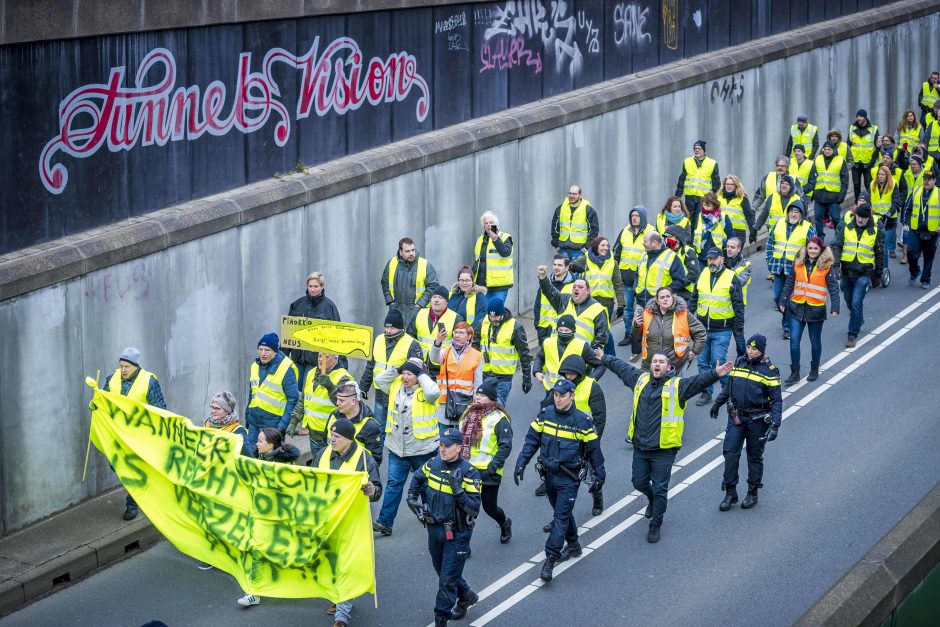 Paryžiuje įvyko susirėmimų tarp „geltonųjų liemenių“ ir policijos