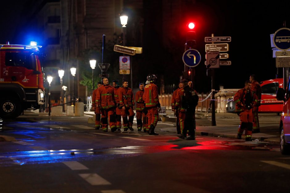 Paryžiaus Dievo Motinos katedrą nuniokojo didžiulis gaisras 