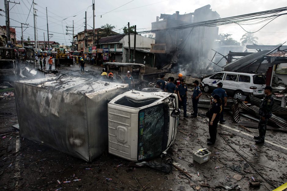 Per gaisrą Filipinų krautuvėlėse žuvo moteris, dešimtys sužeisti