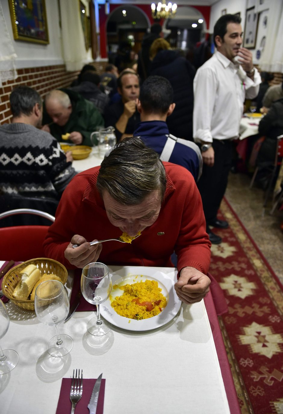 Garsiojo plėšiko vardu pavadintame Madrido restorane valgydinami benamiai 