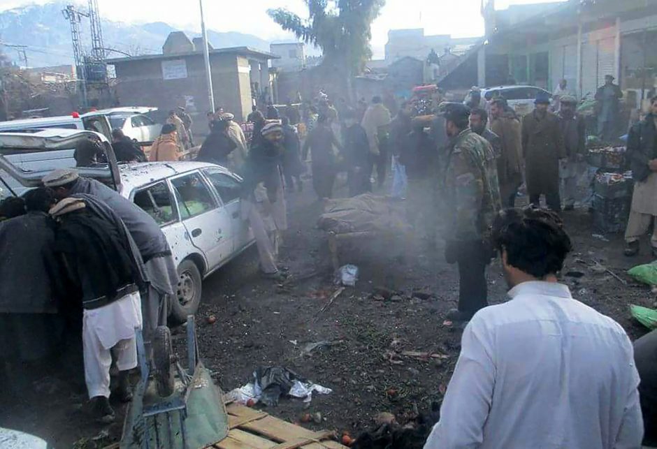 Pakistano turguje sprogus bombai žuvo mažiausiai 20 žmonių