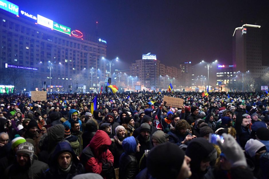 Rumunijoje tūkstančiai žmonių protestavo prieš švelnesnį korupcijos įstatymą