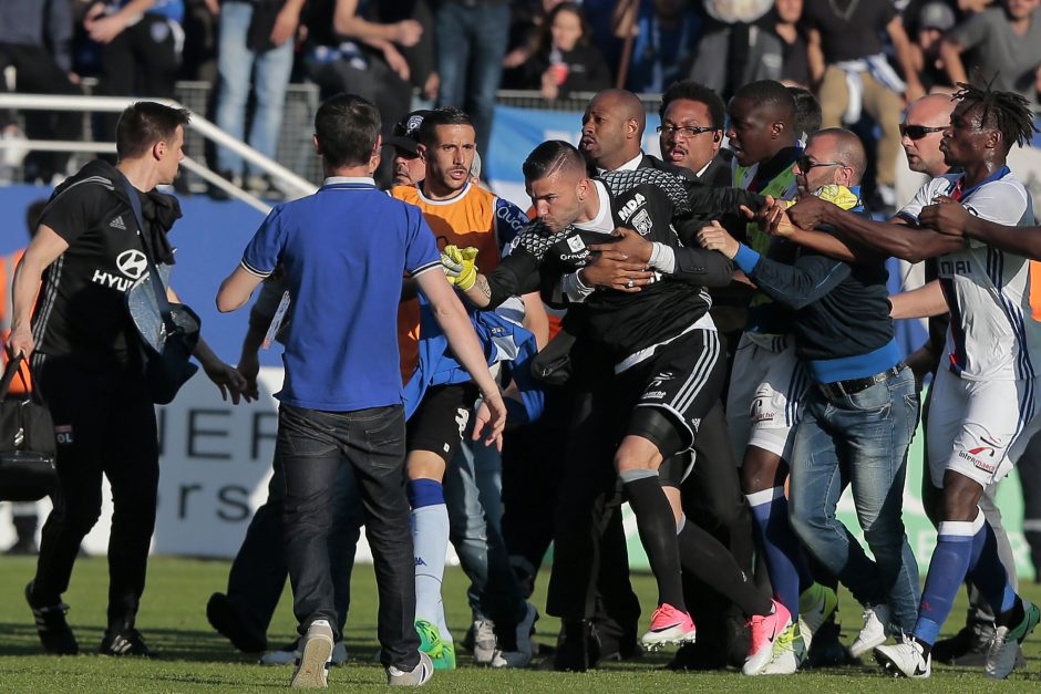 „Bastia“ sirgaliai per apšilimą užpuolė „Lyon“ futbolininkus