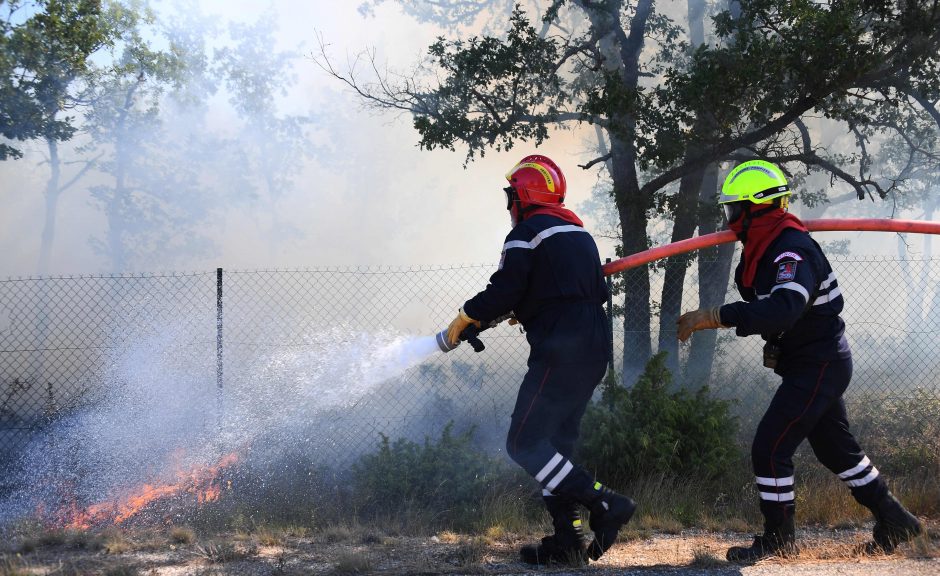 Pietų Prancūzijoje šimtai ugniagesių kovoja su miškų gaisrais