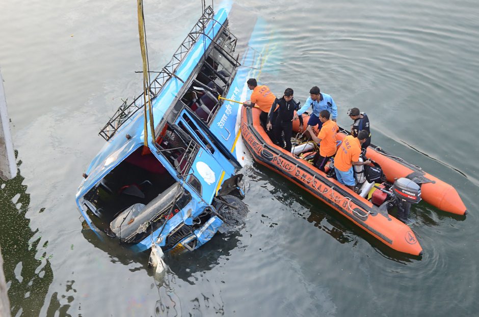 Indijoje per autobuso avariją žuvo 43 žmonės, dar keturi dingo