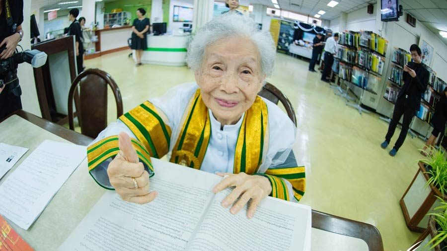 Mokytis niekada nevėlu: 91 metų tailandietei suteiktas bakalauro laipsnis