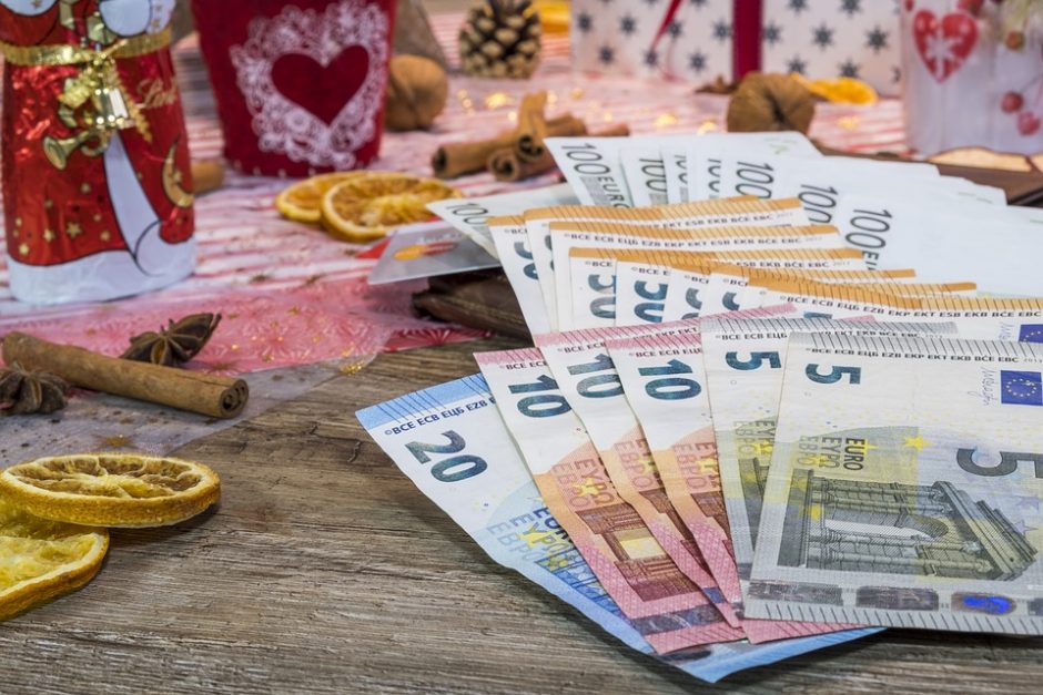 Prieš šventes į Lietuvą – pinigų upės