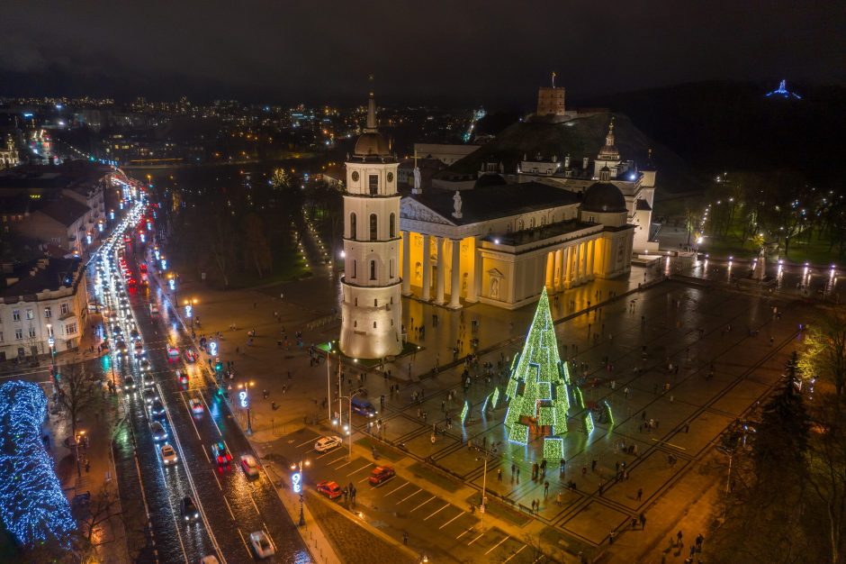 Sostinėje įžiebta siurreali Kalėdų eglė