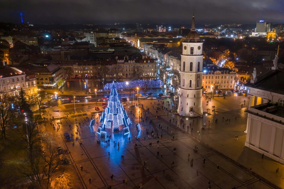 Sostinėje įžiebta siurreali Kalėdų eglė