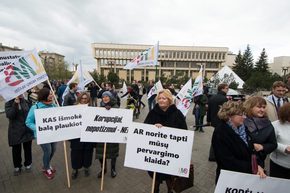 Medikai – vėl mitinge: prašo europinių algų