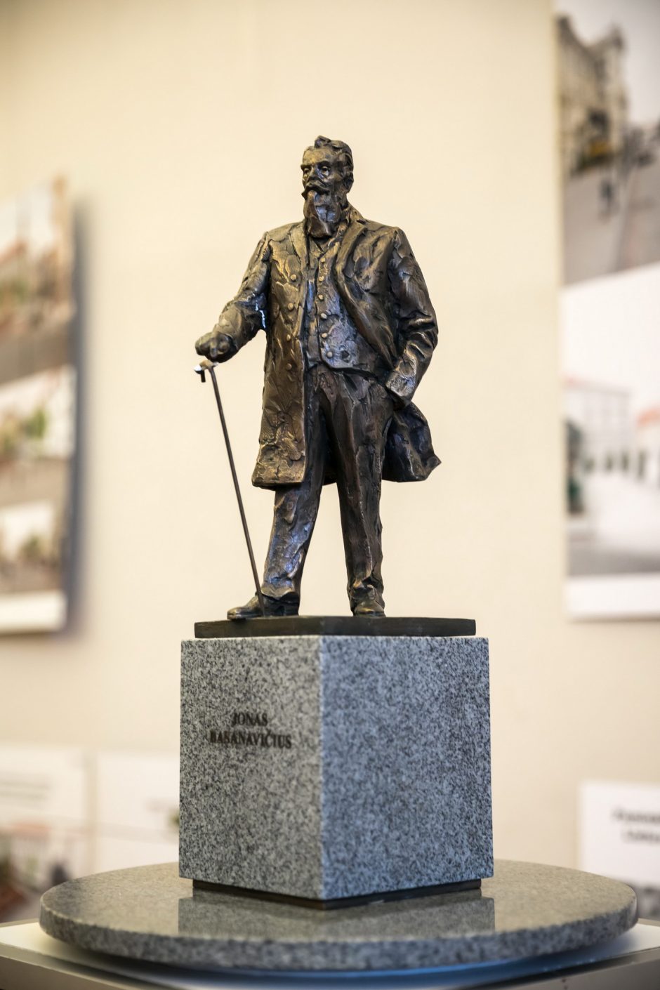 Savivaldybė nesiruošia skelbti naujo J. Basanavičiaus skulptūros konkurso