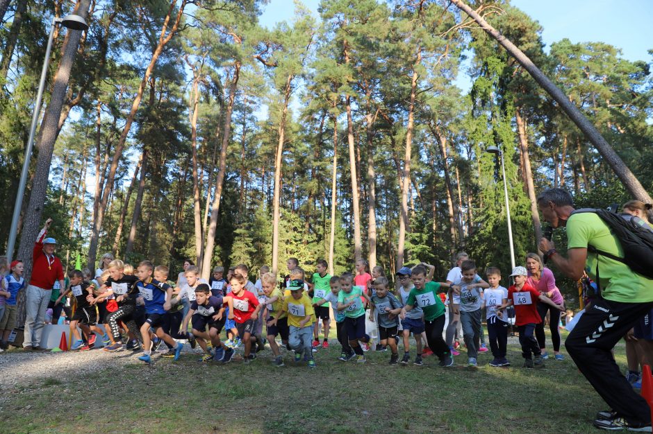 Jaunieji bėgikai išmėgino jėgas Kulautuvos parke